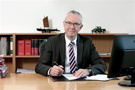 Rechtsanwalt und Notar Stefan Thon